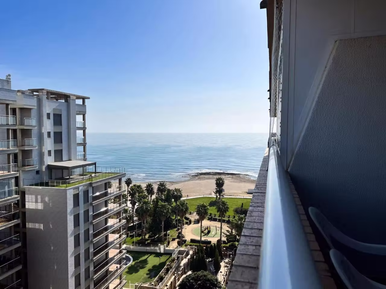 Apto renovado en primera línea - Foto 1